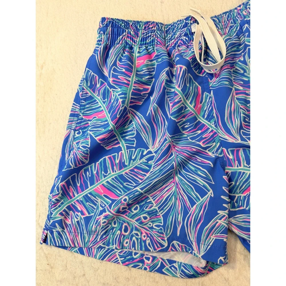 Chubbies Mens Medium 5.5 Inseam Swim Trunks Blue Pink Tropical Monstera Leaf